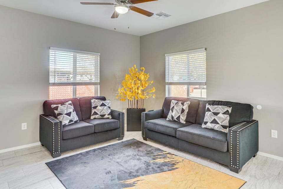 3 Mi to Tucson Mall: Home w/ Large Outdoor Space! House in Casas Adobes