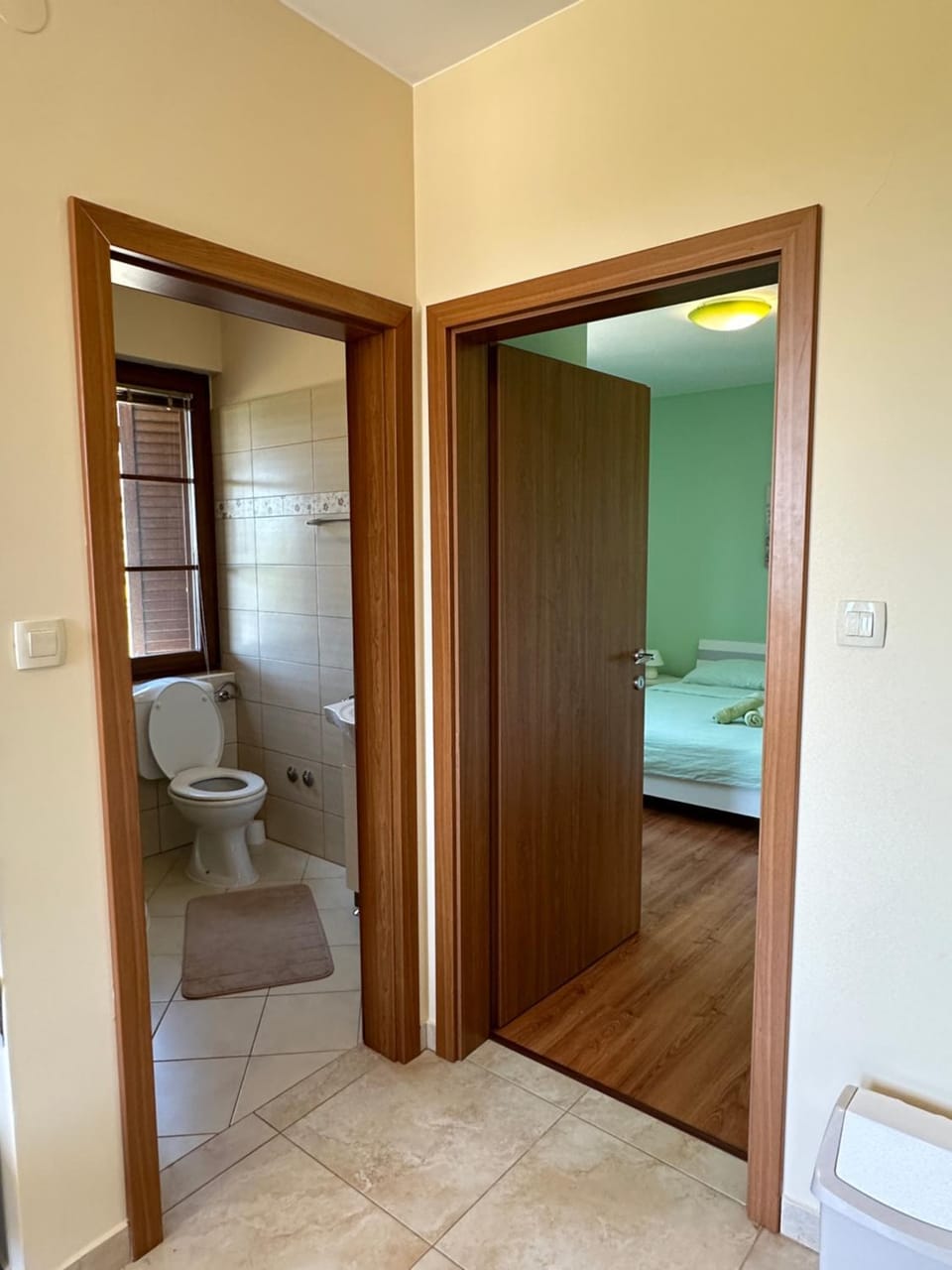 Toilet, Bed, Bathroom, Photo of the whole room, Bedroom, towels