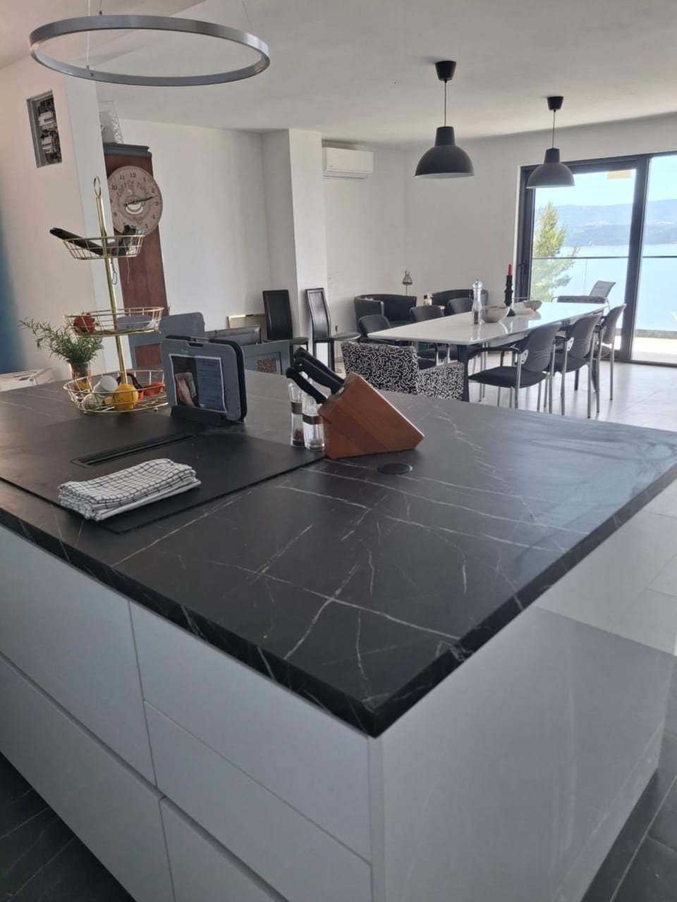 Kitchen or kitchenette, Dining area