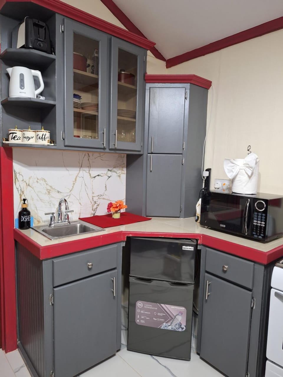 Coffee/tea facilities, Kitchen or kitchenette, oven, stove, toaster