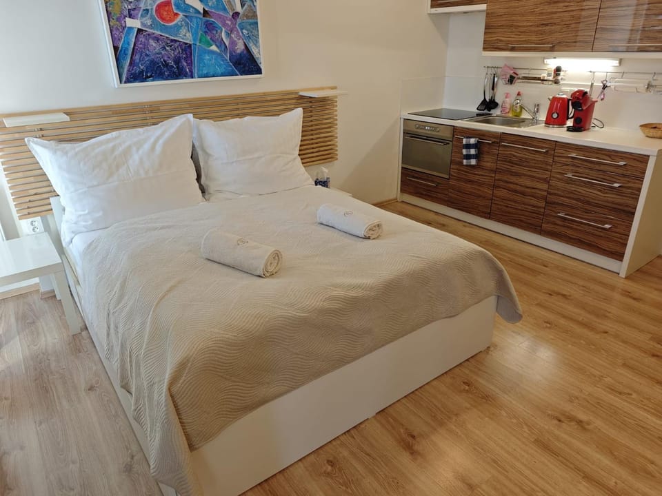 Bed, Coffee/tea facilities, Kitchen or kitchenette, Photo of the whole room, towels