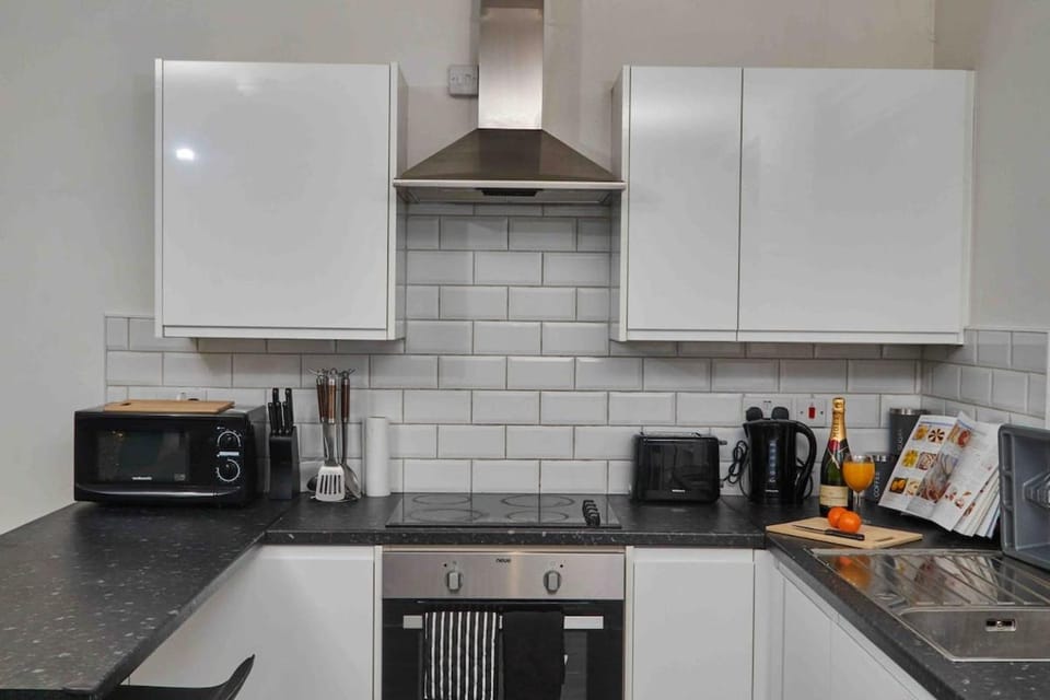 NEW! 1BR City Centre - FREE Parking, WiFi & Workspace - Sleeps 3 - Corporate Relocations Apartment in Leeds