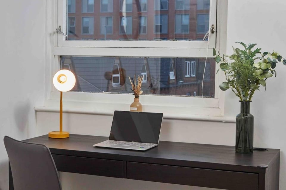 NEW! 1BR City Centre - FREE Parking, WiFi & Workspace - Sleeps 3 - Corporate Relocations Apartment in Leeds