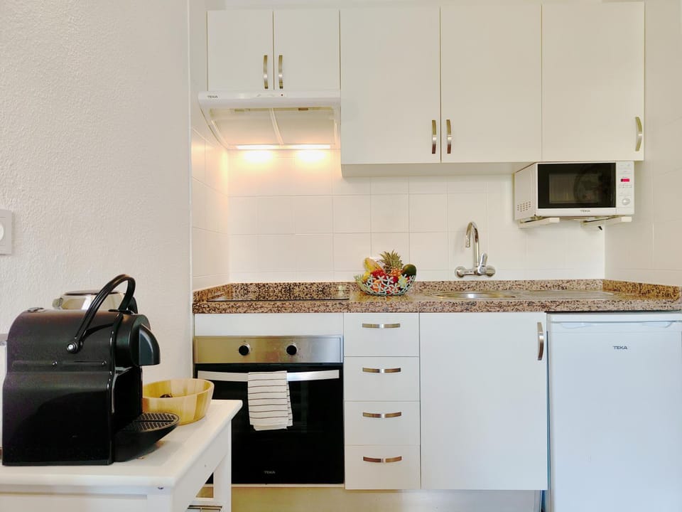 Coffee/tea facilities, microwave, oven, stove, kitchen