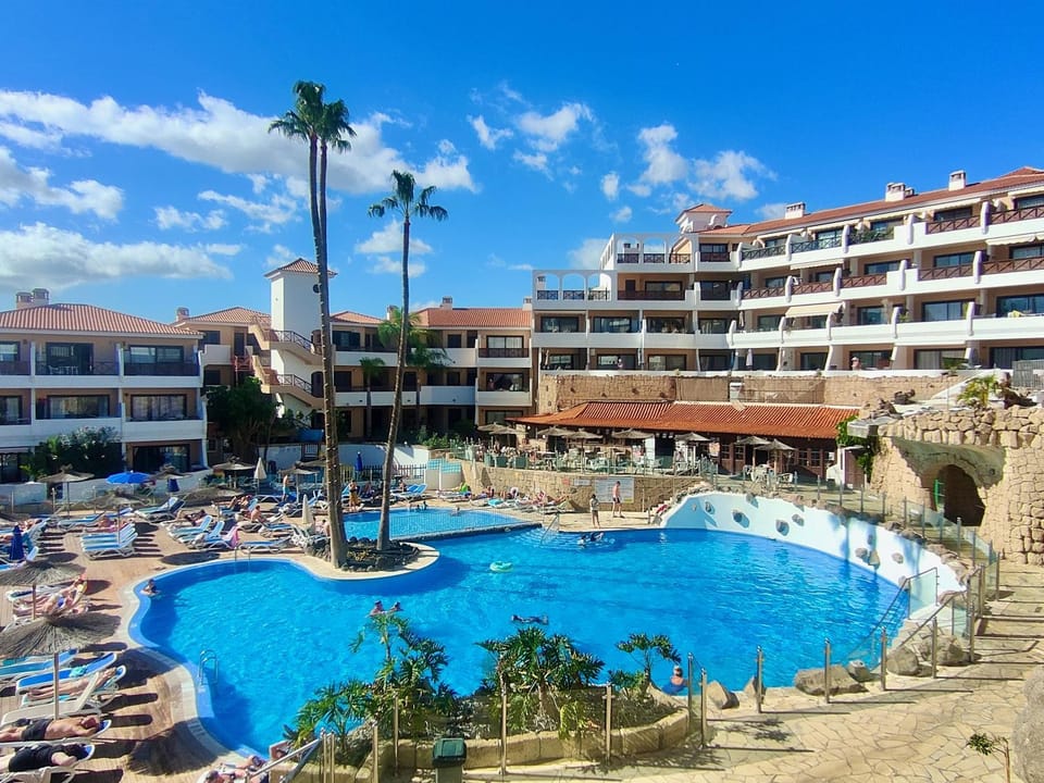 Restaurant/places to eat, Lounge or bar, Swimming pool