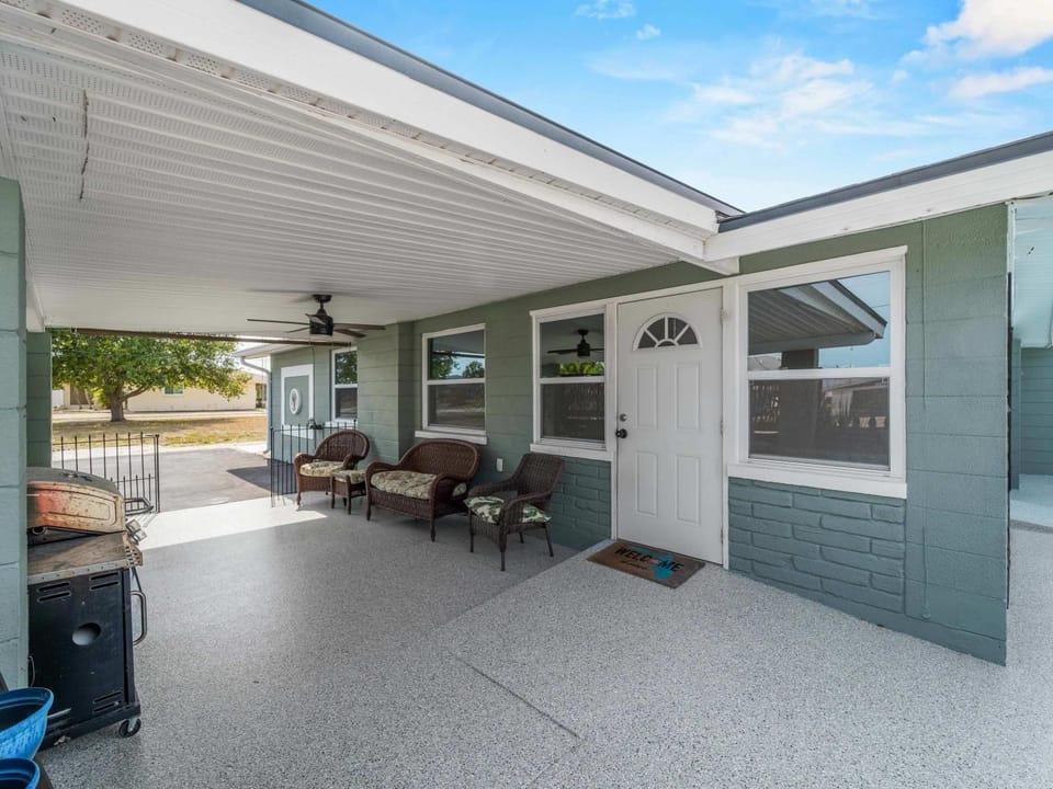 Relaxing modest bungalow- Mins to Beach - Pool - Yard House in Englewood