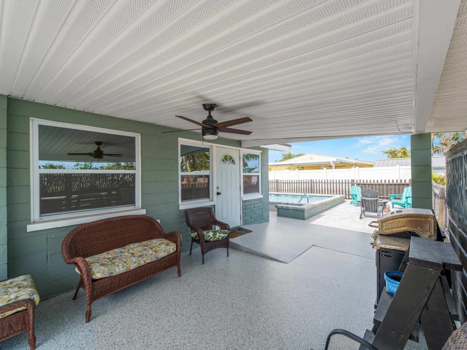 Relaxing modest bungalow- Mins to Beach - Pool - Yard House in Englewood