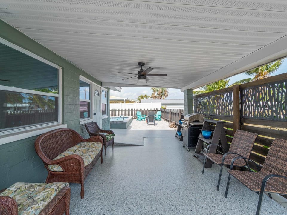 Relaxing modest bungalow- Mins to Beach - Pool - Yard House in Englewood