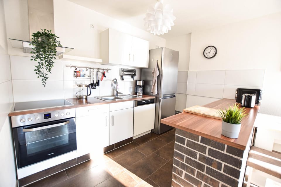Coffee/tea facilities, Kitchen or kitchenette, Dining area, dishwasher, oven, stove, toaster