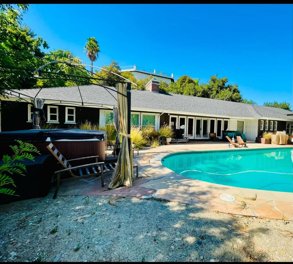 Private Room View Gated 2Acre Estate - Female Share Indoor - Men Share Outdoor - BB Bed and Breakfast in Sherman Oaks