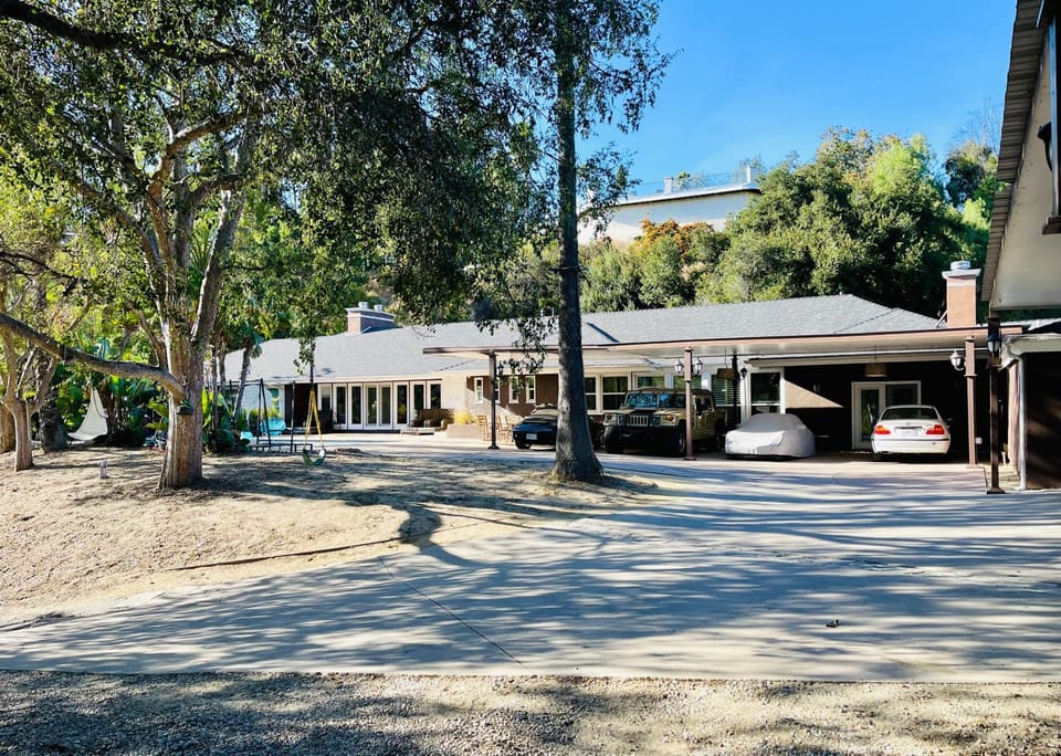 Private Room View Gated 2Acre Estate - Female Share Indoor - Men Share Outdoor - BB Bed and Breakfast in Sherman Oaks
