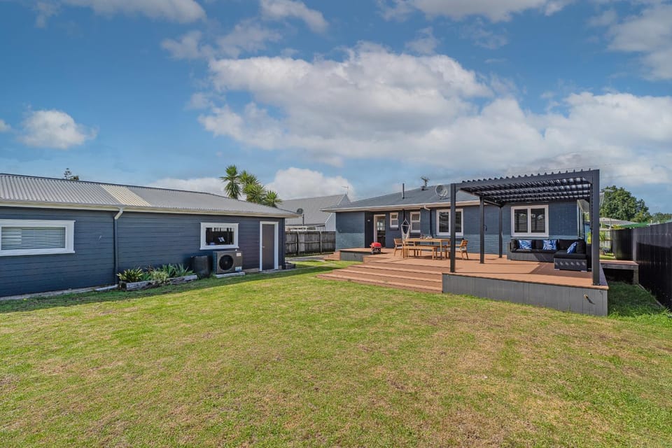 Hosts on the Coast Blue Water Breeze House in Whitianga