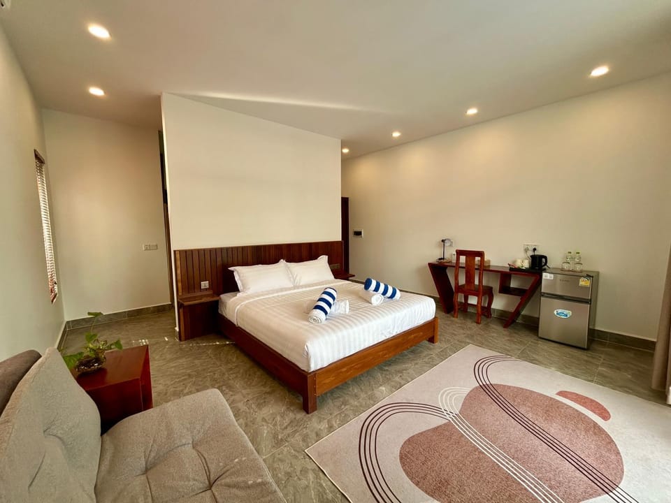 Bed, Living room, Photo of the whole room, Seating area, Bedroom