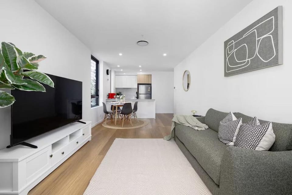 Newly Settled One Bedroom Apartment with Parking Surfers Paradise Apartment in Surfers Paradise