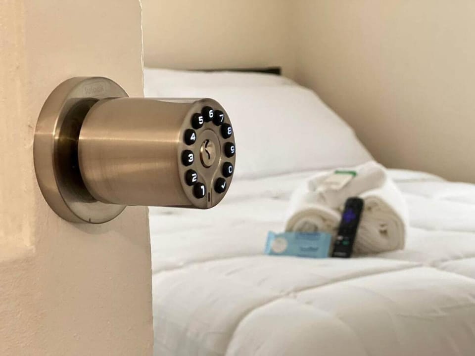 Host Hubble Private Rooms, Reserve Drive House in Loughman