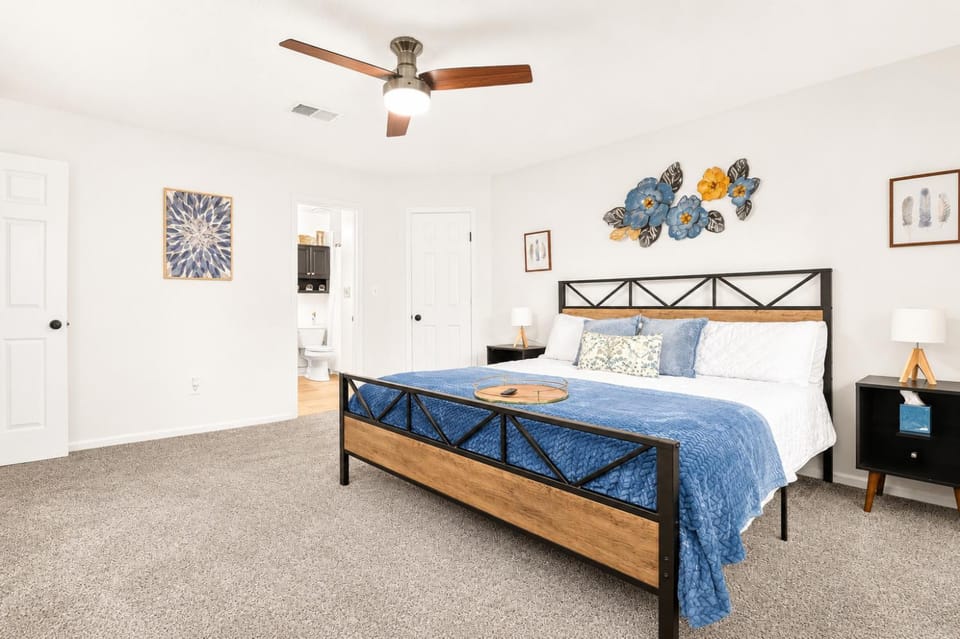 Bed, Bathroom, Photo of the whole room, Bedroom