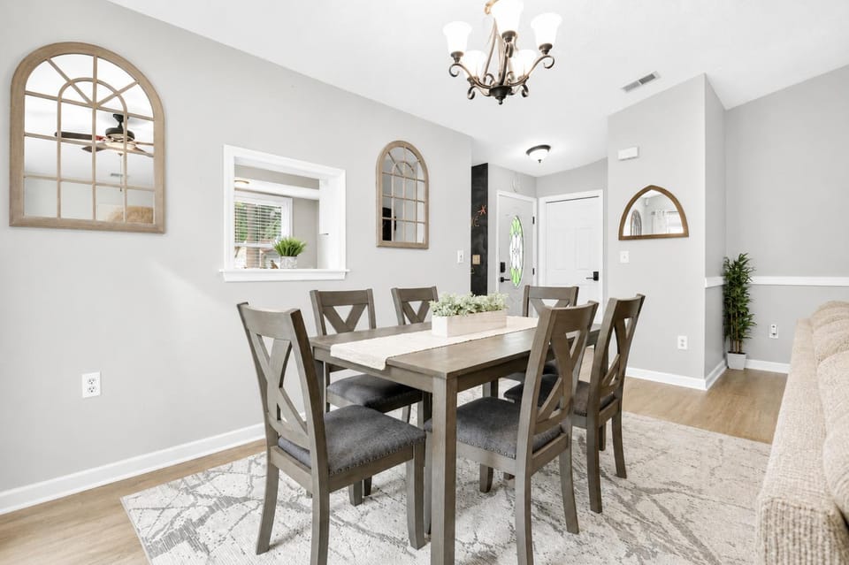 Photo of the whole room, Dining area