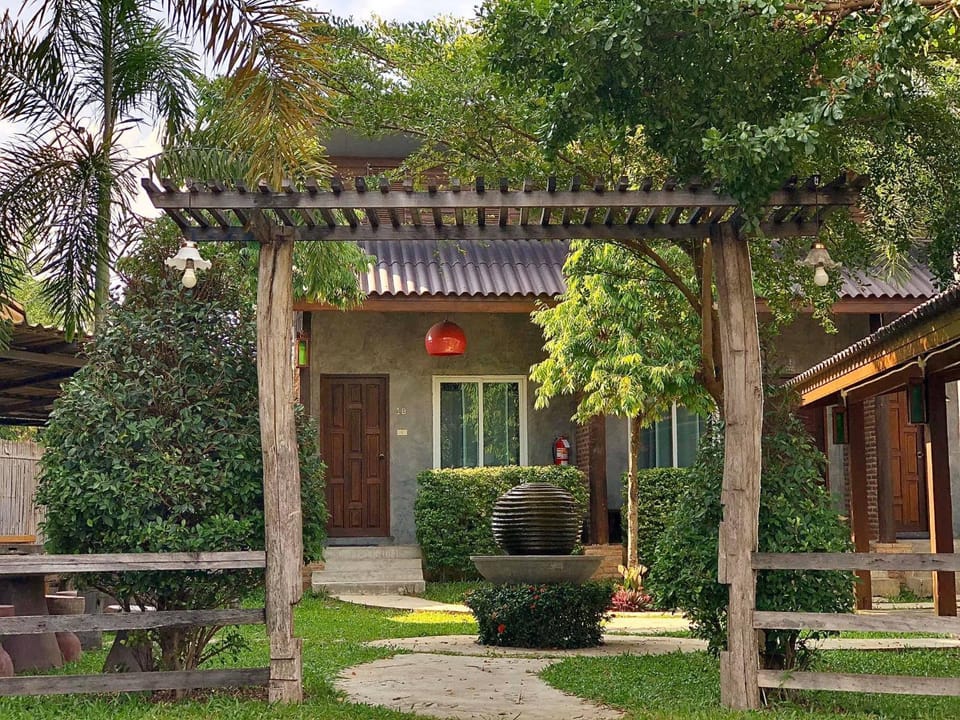 Property building, Facade/entrance, Day, Garden, Garden view