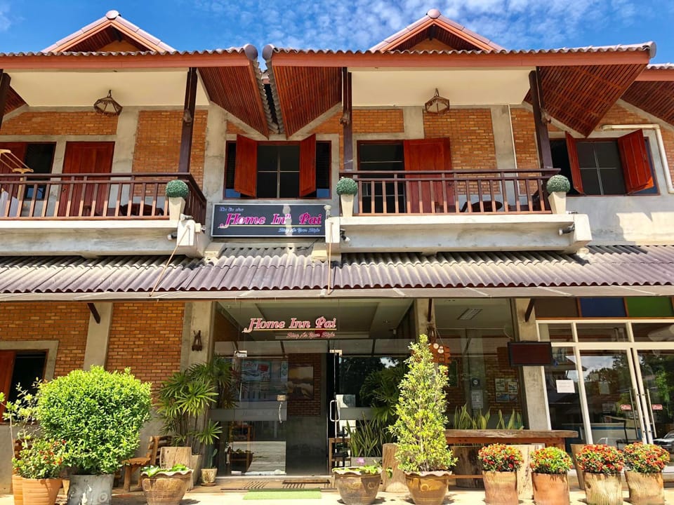 Property building, Staff, Facade/entrance, Off site, Day, Neighbourhood, Balcony/Terrace, Family