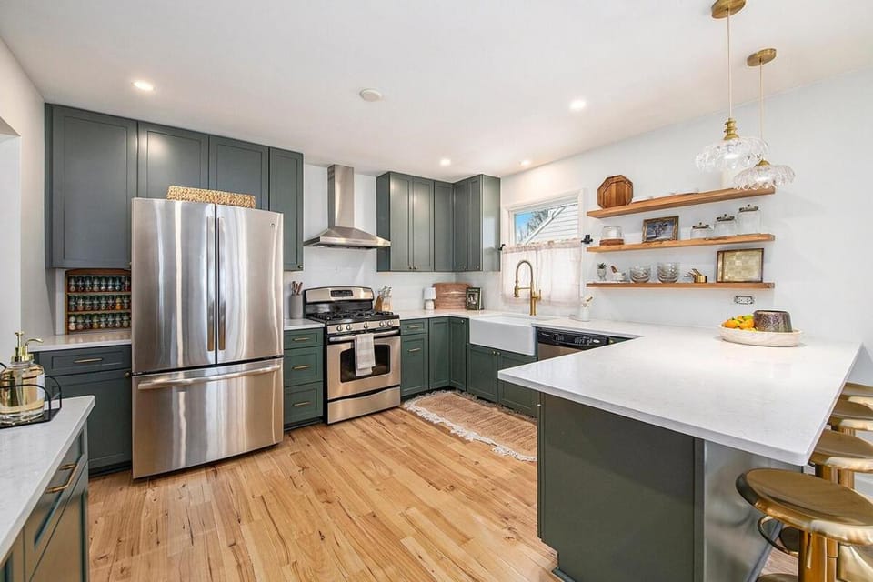 New Beach front 5bd in Sister Lakes with Hot tub House in Sister Lakes