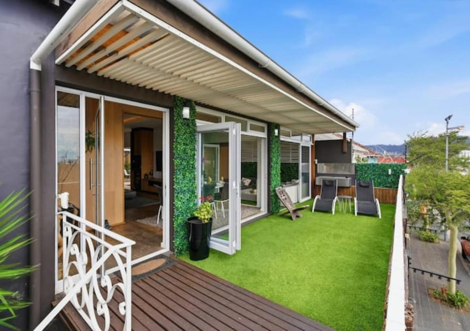 Property building, Day, Garden