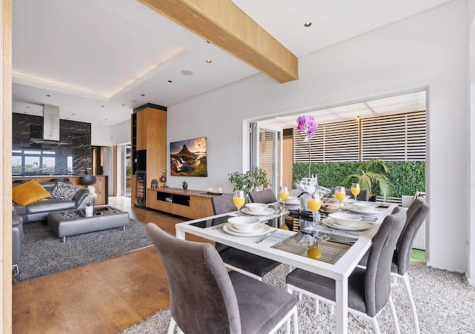 Kitchen or kitchenette, Seating area, Dining area, Food
