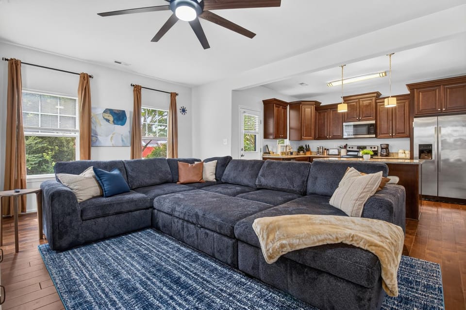 Kitchen or kitchenette, Living room, Seating area