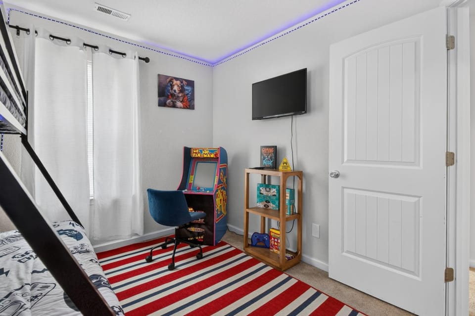 Bed, Game Room, TV and multimedia, Bedroom