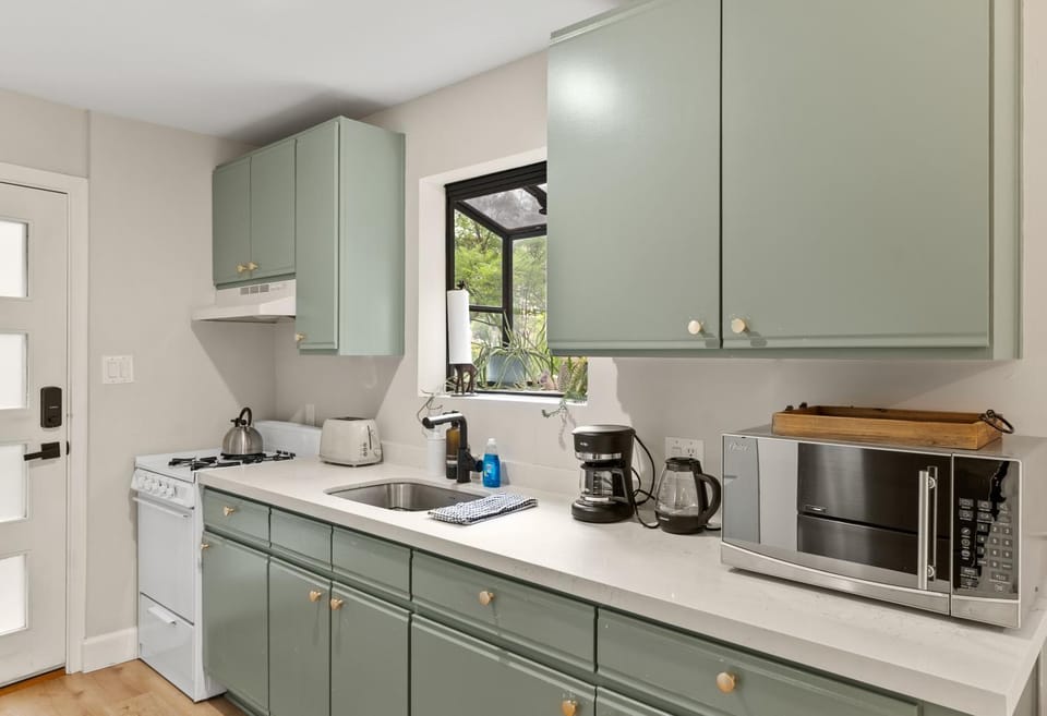 Designer Laurel Canyon Retreat, Hollywood Hills Apartment in Beverly Hills