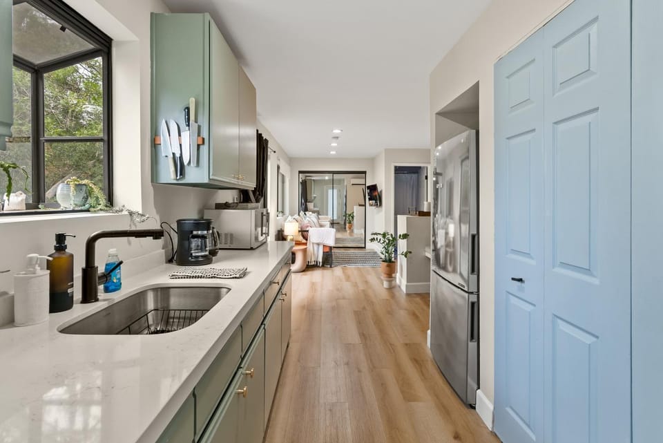 Designer Laurel Canyon Retreat, Hollywood Hills Apartment in Beverly Hills