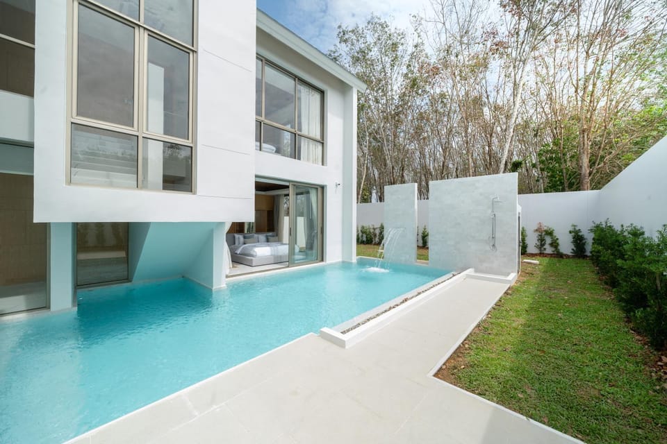 Property building, Patio, Day, Balcony/Terrace, Swimming pool, Swimming pool