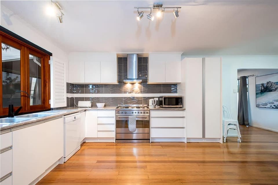 Kitchen or kitchenette, dishwasher, stove