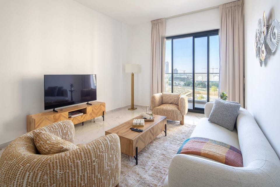 Frank Porter - Golden Dream Tower Apartment in Dubai