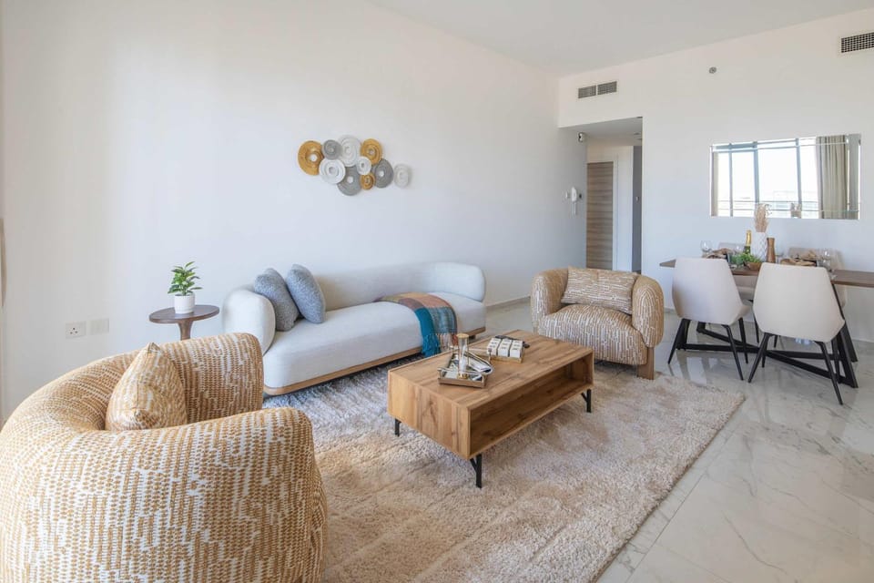 Frank Porter - Golden Dream Tower Apartment in Dubai