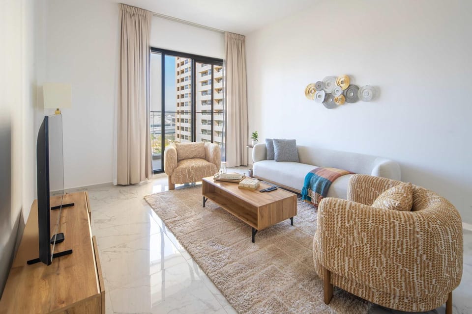 Frank Porter - Golden Dream Tower Apartment in Dubai