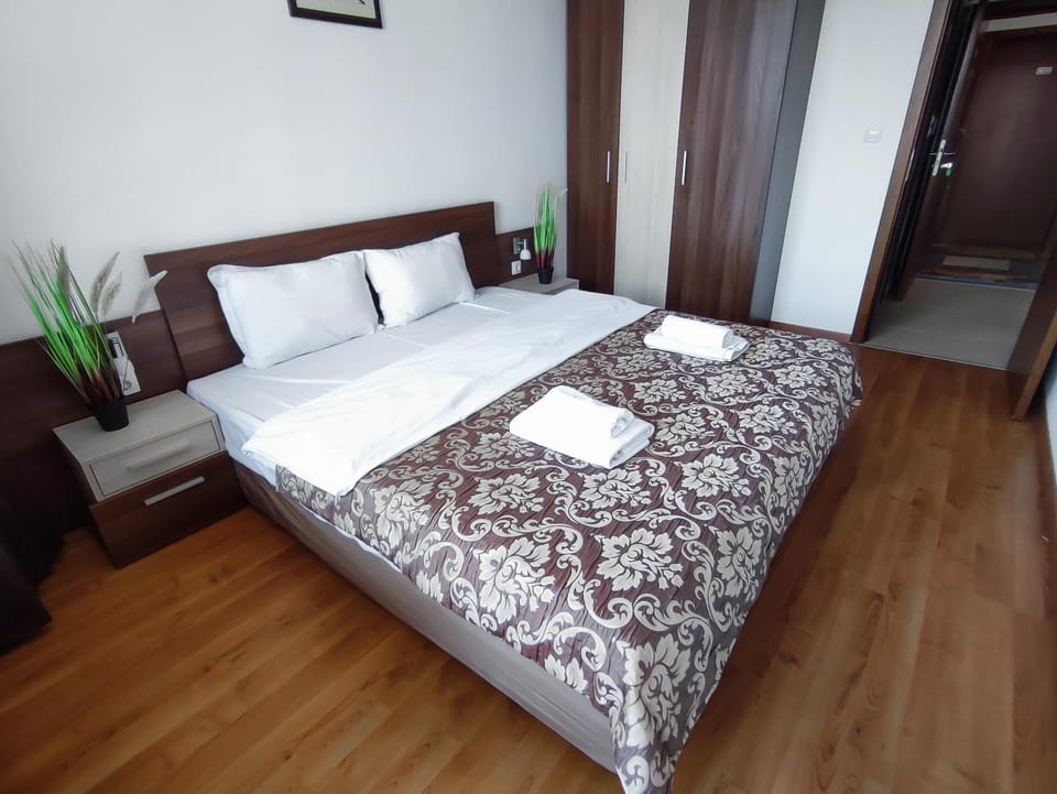 Bed, Bedroom, towels