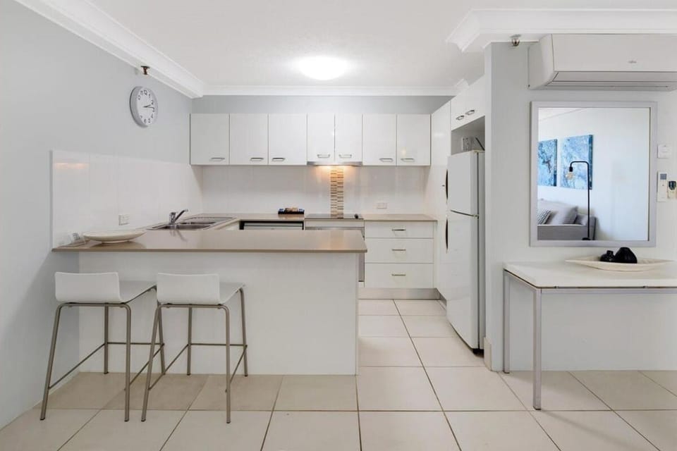 Beachside 1 BDR Ocean View Apartment Broadbeach Apartment in Broadbeach Boulevard