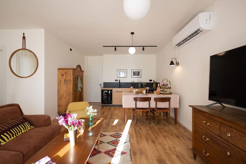 TV and multimedia, Kitchen or kitchenette, Living room, Dining area, oven, stove