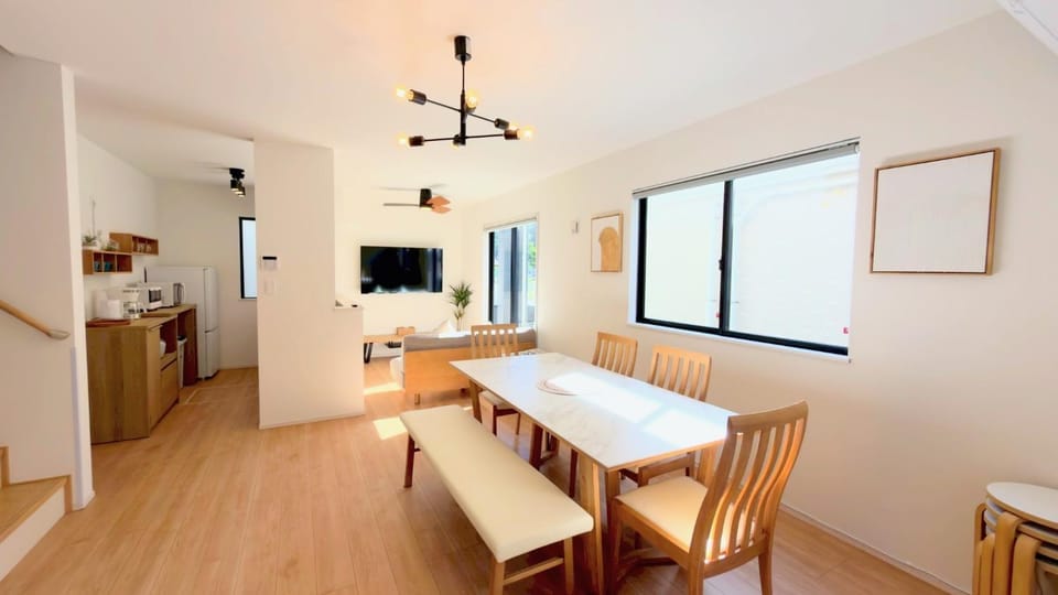 Communal lounge/ TV room, TV and multimedia, Kitchen or kitchenette, Living room, Seating area, Dining area