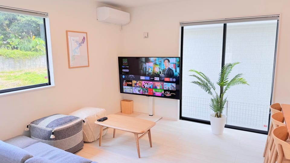 TV and multimedia, Living room, Seating area, Dining area, Evening entertainment