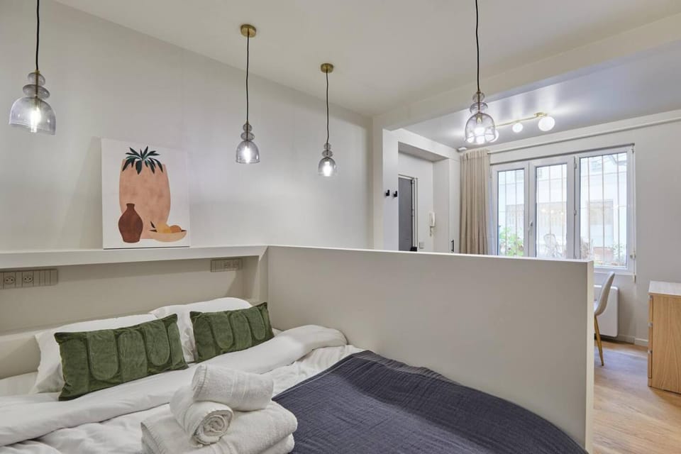 Photo of the whole room, Bedroom