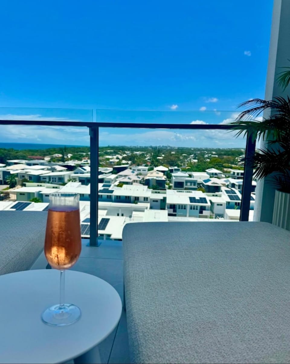 Day, Natural landscape, View (from property/room), Balcony/Terrace, Dining area, City view, Sea view