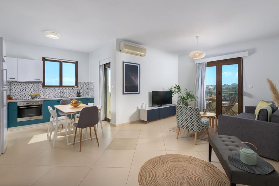 TV and multimedia, Kitchen or kitchenette, Living room, Seating area, Dining area, air conditioner