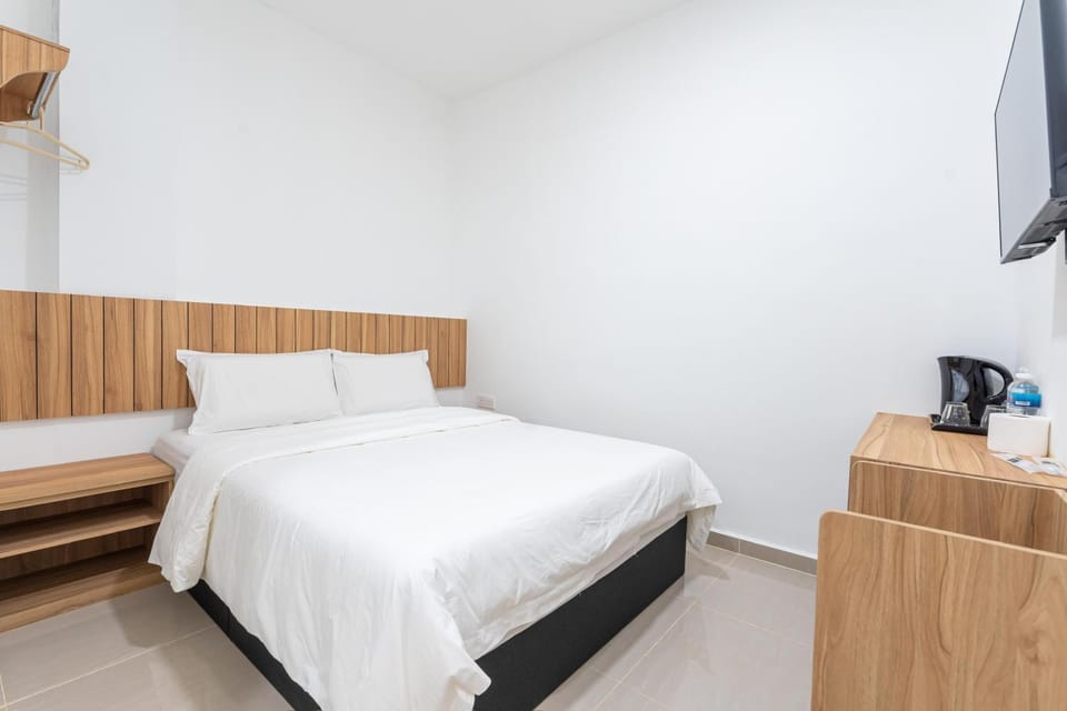 Bed, TV and multimedia, Photo of the whole room, Bedroom