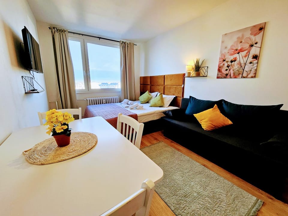 Bed, Living room, Photo of the whole room, Seating area, Dining area, Bedroom