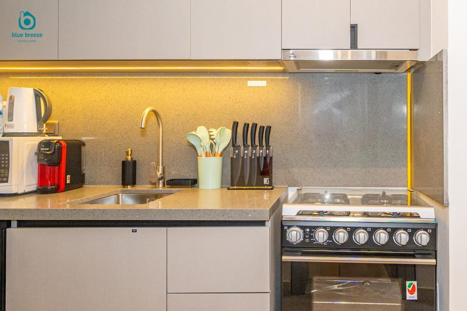 Coffee/tea facilities, Kitchen or kitchenette, stove