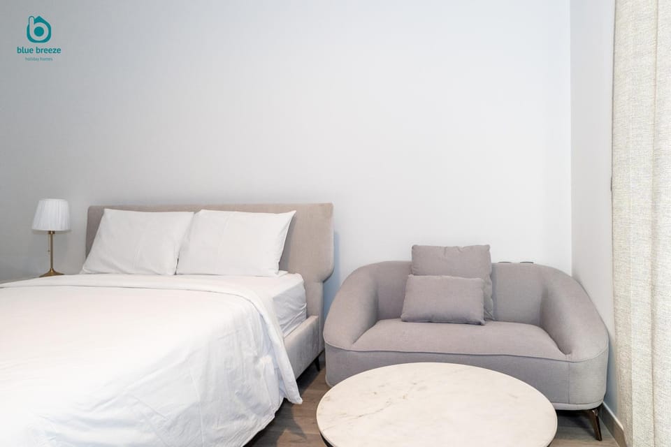 Bed, Seating area, Bedroom