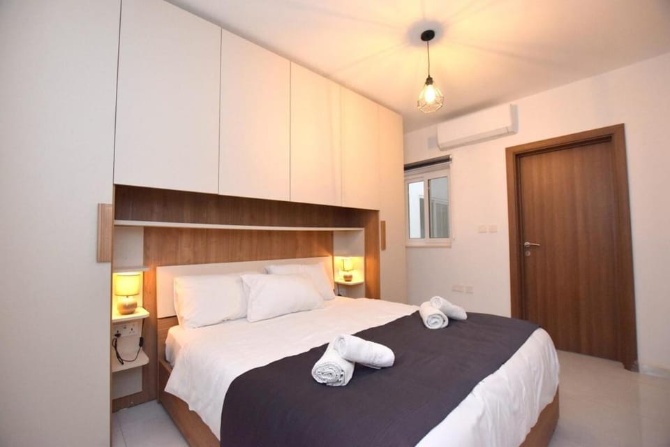 Bed, Bedroom, towels, wardrobe