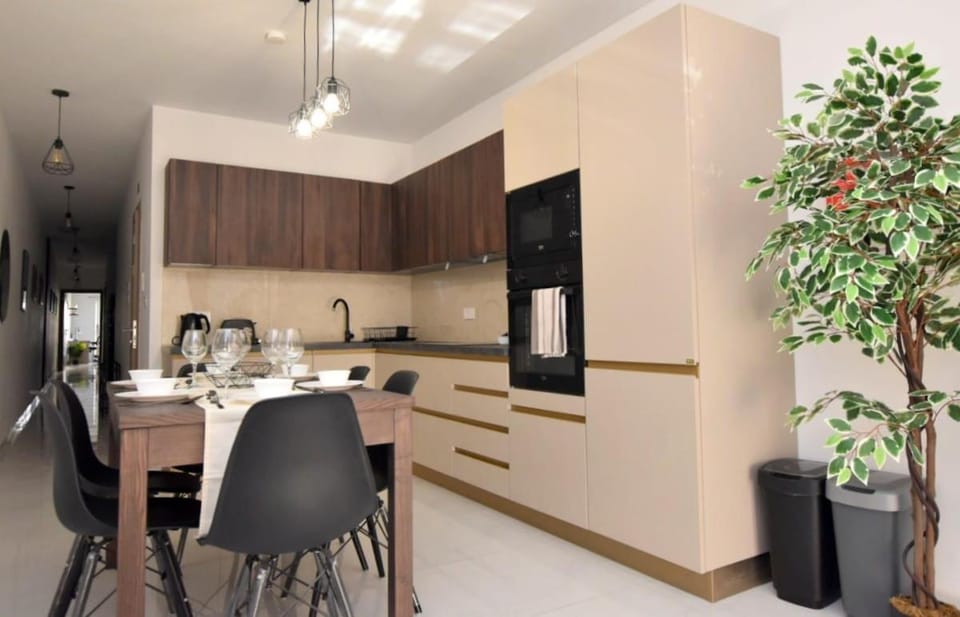 Kitchen or kitchenette, Dining area, dishwasher, oven, stove