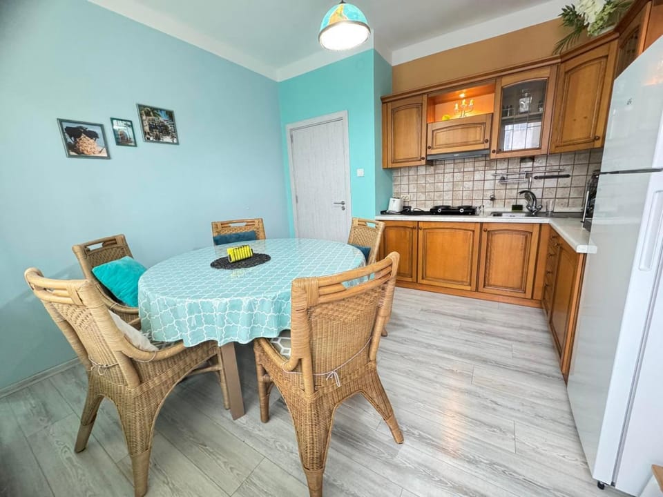 Kitchen or kitchenette, Dining area, oven, pet friendly, stove